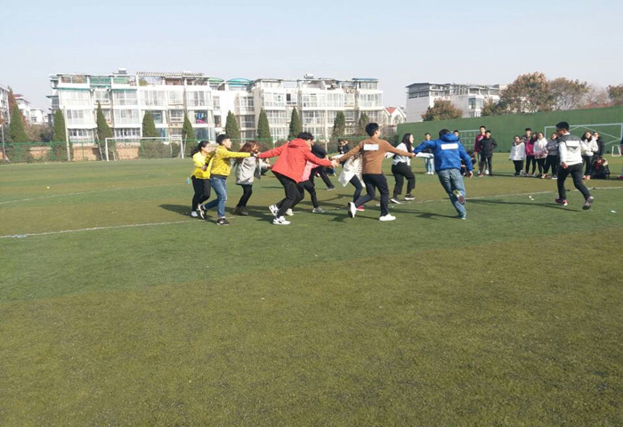 外语系举办“奔跑吧 部长团”户外活动